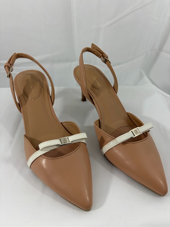 Bandolino Shoes - NWT Bandolino Women’s Size 5.5 Tan Pointed Toe Slingback Heels with White Accent